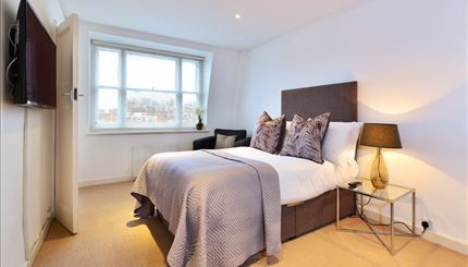 Thumbnail Flat to rent in Hill Street, London