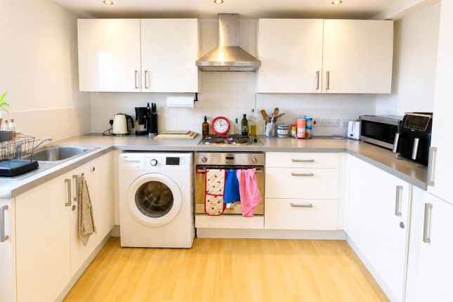 Apt 32,, Manchester photo 5