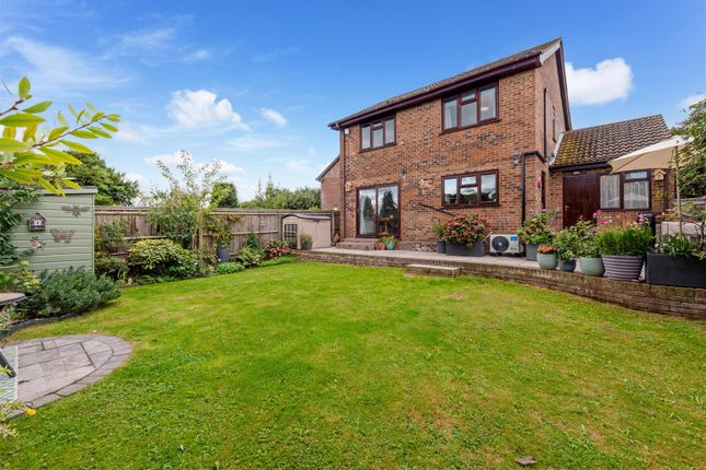 1, Sandalwood Close, Clanfield photo 3