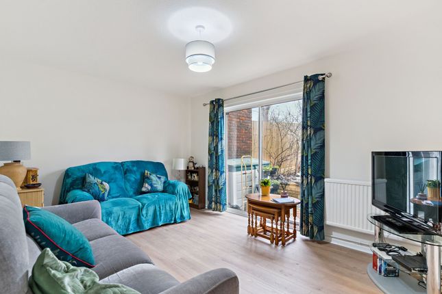 10 Tintern Close, Stevenage photo 2
