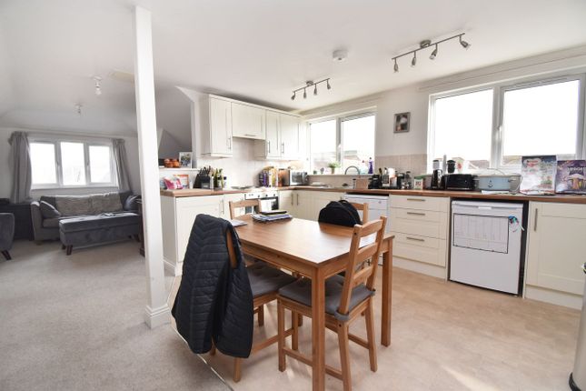 Flat 5, 2a, The Green, Walton-on-Thames photo 3