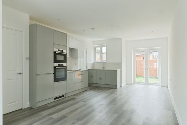 8B, South Park Crescent, London photo 4