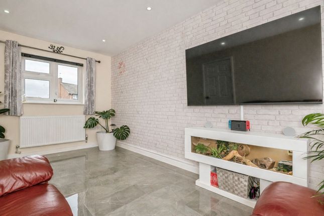 6, Shaw Close, Pershore photo 2