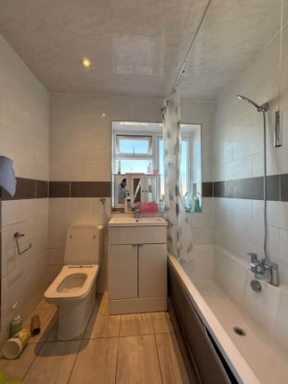 8, Harborough Close, Slough photo 4