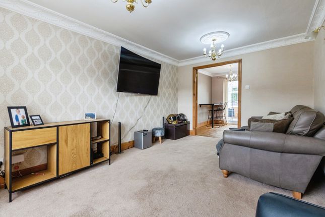 12, Moor Road, Wakefield photo 4