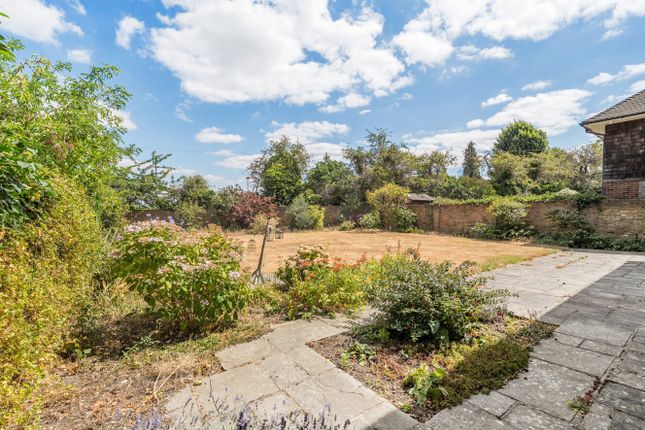 11, Lawn Close, Bromley photo 4
