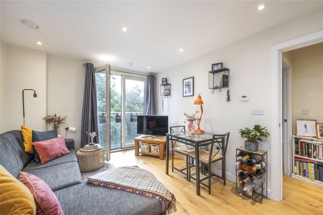 Thumbnail Flat for sale in Wiltshire Row, Shoreditch Park