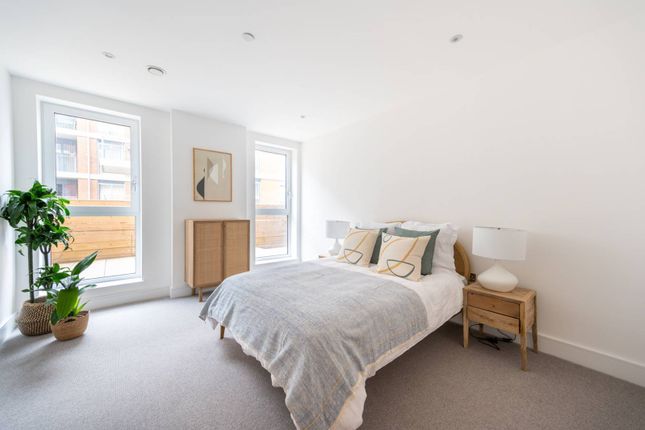 Flat to rent in Talisker House, Acton, London