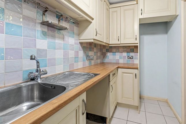 Flat 8, Vienna Court Vesey Close, Farnborough photo 4
