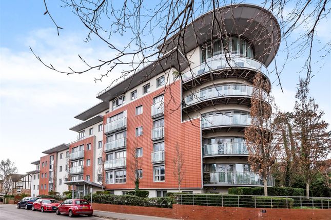 Flat for sale in Constitution Hill, Woking, Surrey