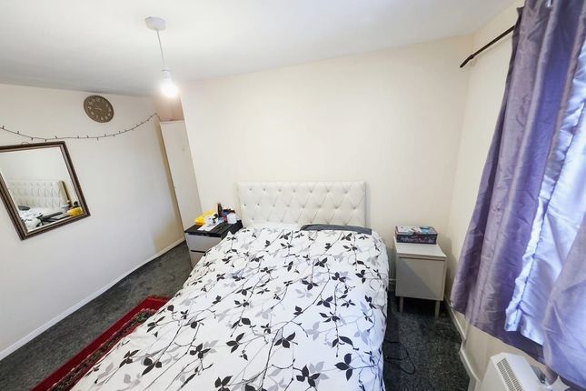 53 Gurney Close, Barking photo 3