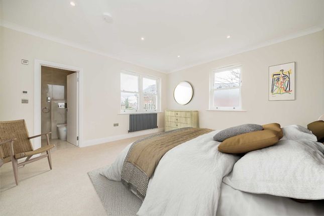 Flat for sale in Portsmouth Avenue, Thames Ditton