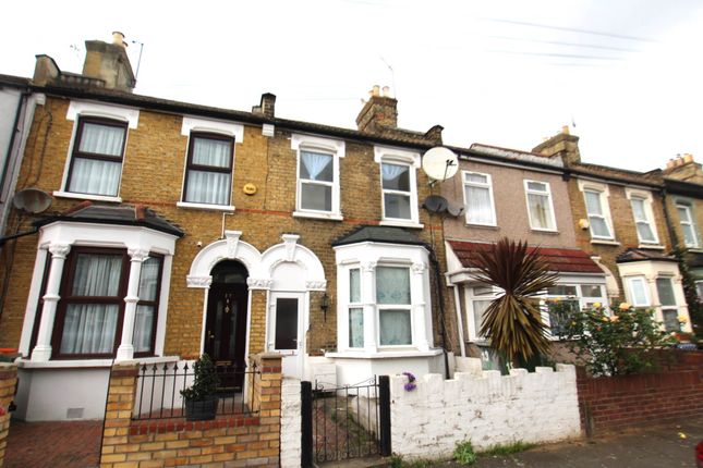Terraced house to rent in Kingsland Road, London