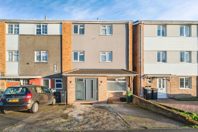 Town house for sale in Fitzwarin Close, Luton