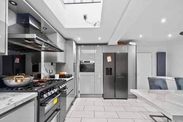 145, Caistor Park Road, London photo 2