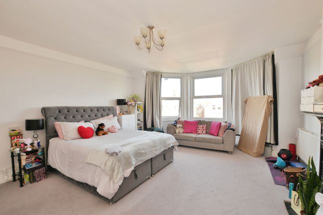 Flat B, 67, Bouverie Road West, Kent photo 3