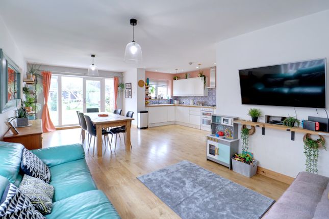 48, Spencer Road, Rainham photo 3