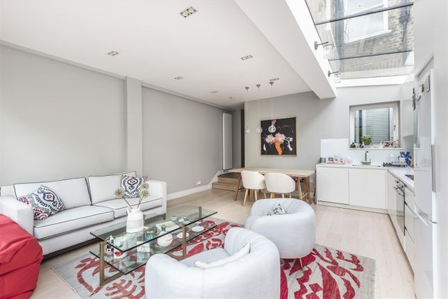 Flat for sale in Victoria Road, London