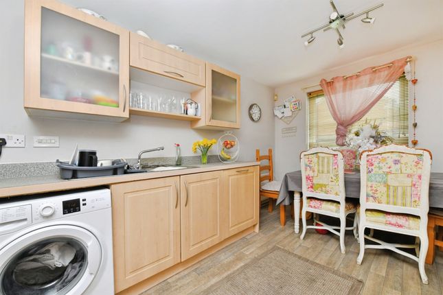 72, Frobisher Approach, Plymouth photo 4