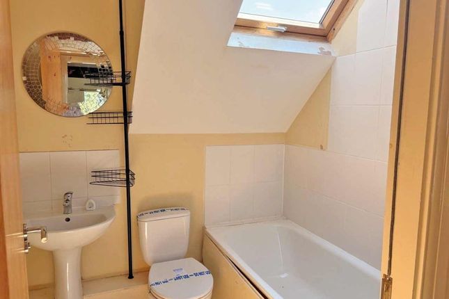 Apartment 7, St. Hughes Lodge, 68, Armley Lodge Road, LEEDS photo 5