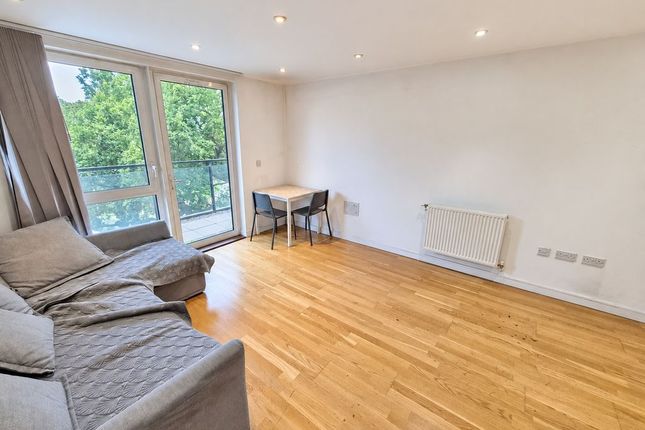 Flat, Brunel Court, Edgware photo 3