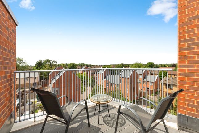 13, Clavering Court, The Ridgeway, HERTFORD photo 2