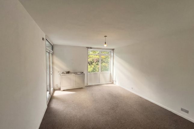 36, The Pines, Purley photo 2