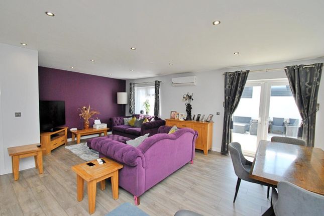 52, Anvil Crescent, Broadstone photo 2