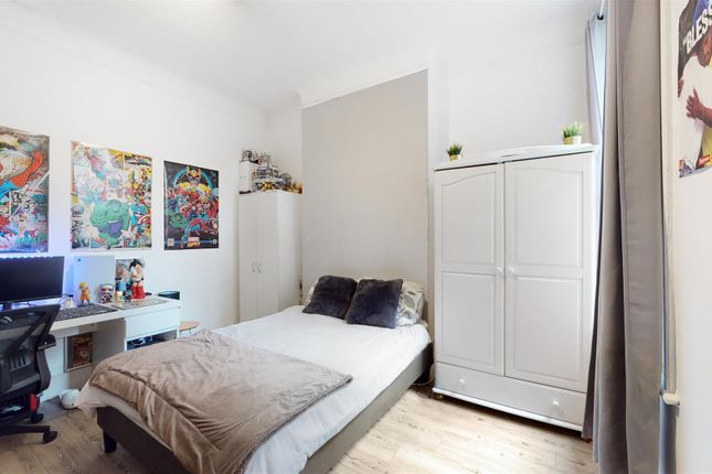 Flat for sale in Radcliffe Avenue, Willesden Junction, London