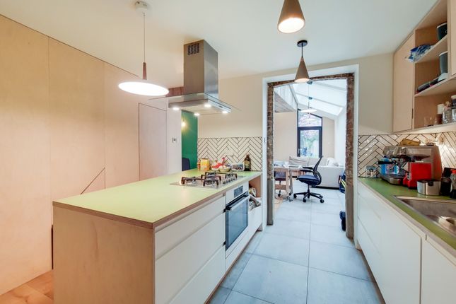 Terraced house to rent in Lynton Road, London