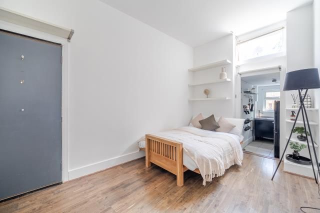 36c, Heath Street, London photo 2