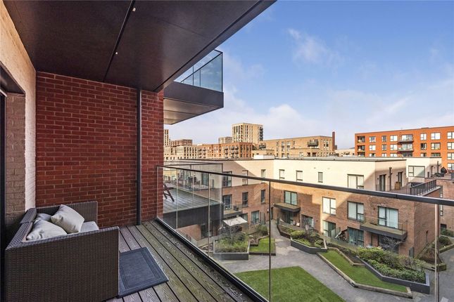 Flat 16, Quassia House, 36, Thonrey Close, London photo 4