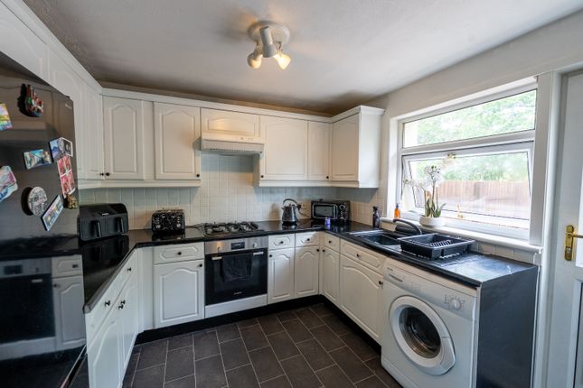 18 Newrose Avenue, Bellshill photo 4