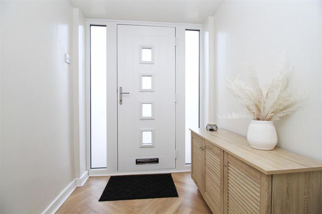 16, Thornhill Close, Denton photo 2