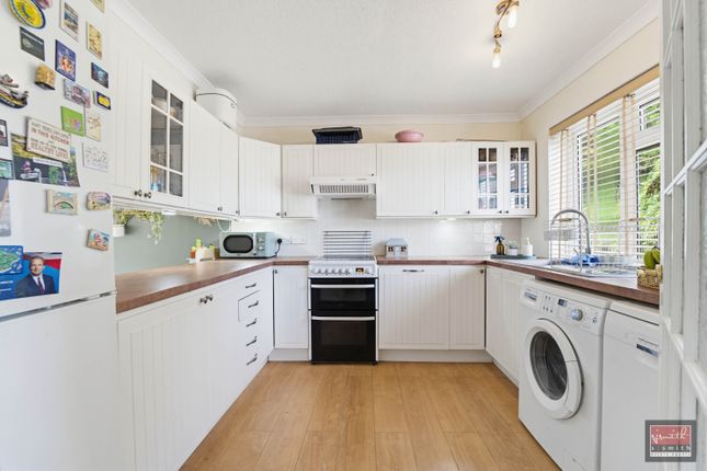 5, Baden Close, Staines-upon-Thames photo 4