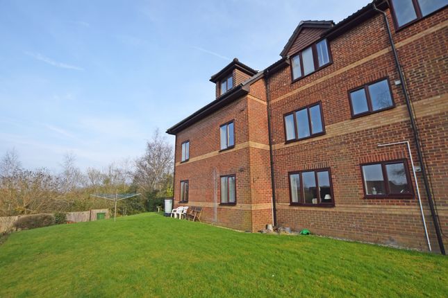2-bed flat on 14, Windmill Court, Alton, £100,000