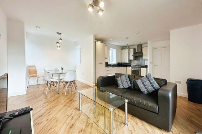 14, Thornhill Court, Langley photo 2