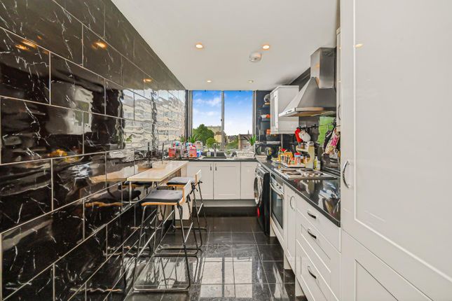 Flat 133, Quadrangle Tower, Cambridge Square, London photo 4