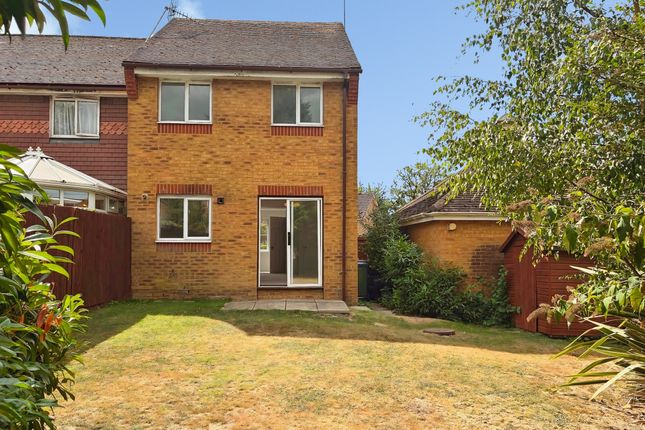 33 Ropeland Way, Horsham photo 2
