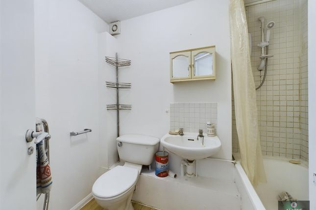 8, Camelot Court, Ifield West photo 4