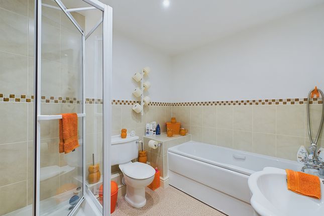 Flat for sale in Potters Place, Horsham