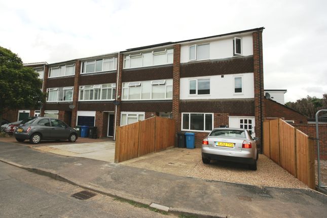 Studio to rent in Black Horse Close, Windsor
