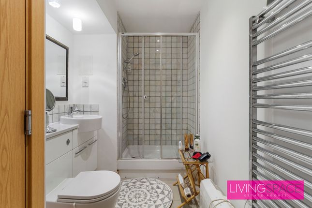 4 Terrace Apartment, Drayton Park, London photo 4