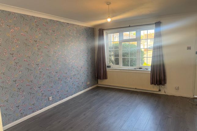 32, Tanyard Way, HORLEY photo 3