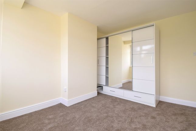 28, Waltham Drive, Edgware photo 4