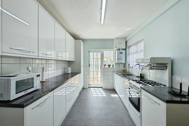 22 Glengall Road, Edgware photo 3