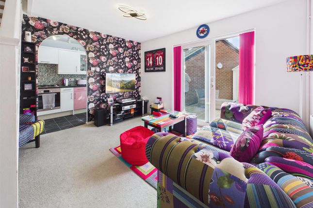 19, Telford Drive, Walton-On-Thames photo 2