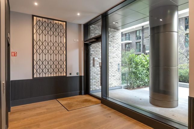 2 Merino Gardens, London photo 2