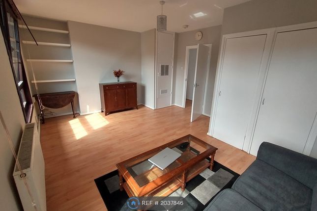 Flat to rent in Custance House, London