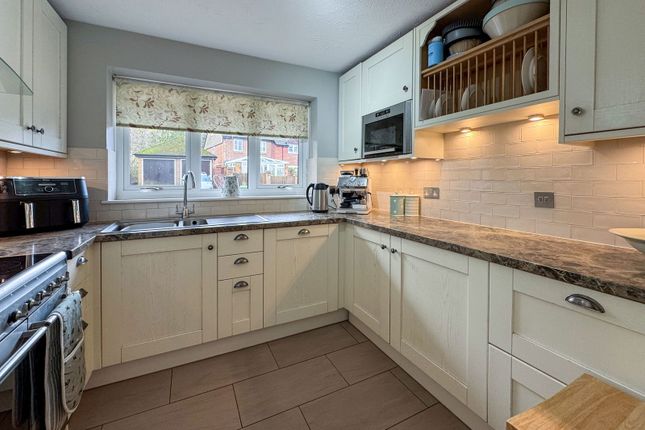 9, Burydown Mead, North Waltham photo 2